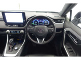 スポーティームード溢れる運転席周りですね。 クイックなドライビングに対応できるよな運転席回りになっています。 ドライブがますます楽しくなりますね!