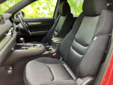 運転操作をスムーズに行えるよう、人間工学に基づいた設計。直感的な操作性で、運転をサポートします。