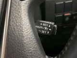 クルーズコントロール機能が付いています。 速度を設定するとアクセルを踏まなくても一定の速度で走ることができます。  高速道路ではとても便利な装置なんです。