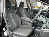 運転席はひじ掛けが付いてリラックスして運転ができます
