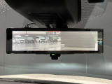 車両後方のカメラ映像をミラー面に投影します。社内の状況や天候に左右されずいつでもクリアな後方視界が得られます。