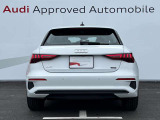 Audiのリヤディフューザーは、車両の後方での空気の流れを整え、乱流を減少させることで、走行安定性を向上させます。またスポーティで洗練された外観を提供し、全体のスタイルに一体感を持たせます。