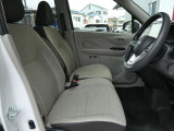 運転席はほどよくホールド感のある形状をしておりますので、運転がしやすいです。