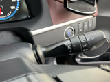 操作しやすい位置に配置されたウインカーレバー。確かな操作感で、安全な車線変更をサポートします。視認性も高く、直感的に操作できます。
