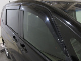 実用的で人気のオプション『ドアバイザー』が付いています!雨の日でも窓を開けて換気ができる便利な装備!付いてて良かったと思える用品です!