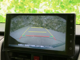 後方確認をサポートするカメラ付き。駐車時の安全性も高まります。狭い場所でも安心して操作できます。