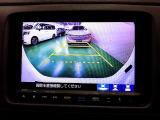 バックカメラの画像です。ガイドラインがスムースな車庫入れをサポートいたします。車庫入れの安心感がアップしますね。