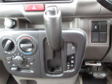 クラッチ操作不要のAGSを採用。AT感覚で運転できる手軽さに加え、マニュアルモードにも対応し、用途に応じたシフト操作を楽しめる仕様です。