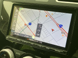 見やすい地図画面で、スムーズなナビゲーションをサポートします。道案内情報をしっかり確認しながら、安全運転を心がけられます。