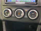 【左右独立型フルオートエアコン】運転席と助手席でそれぞれお好みの温度に設定可能。同乗者にも配慮した、快適な空調をお届け致します。