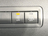 ●レーンキーピングアシスト:走行車線の逸脱を教えてくれる機能。走行時に、クルマが車線から外れていることをカメラが検知すると、ステアリングを微振動させてドライバーに警告します。