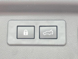【パワーバックドア】スマートキーや運転席のボタンを押すだけでリアゲートが自動で開閉します!荷物を持っている時や、高い位置にあるバックドアを閉める際に便利な機能です♪