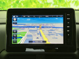高精細な地図表示で、スムーズなナビゲーションを実現。運転に集中しながら、目的地まで安心です。見やすい画面が運転をサポートします。