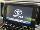 【メーカー純正ナビ】インテリアに溶け込むスタイリッシュな「専用設計」メーカーナビを装備♪視認性や操作性など基本性能にも優れ、より上質なカーライフをお楽しみいただけます。