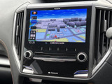 高精細なディスプレイが、運転をサポート。直感的な操作性で、スムーズな目的地設定やオーディオ操作が可能です。快適なドライブを演出します。