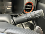 操作しやすい位置に配置されたウインカーレバー。スムーズな操作で、安全な車線変更をサポートします。直感的に使える設計です。