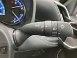 操作しやすいウインカーレバーは、安全な車線変更をサポート。直感的な操作で、スムーズな運転をアシストします。使いやすさを追求した設計です。