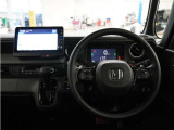 運転にかかわる様々な操作を安全に行えるように視点移動が少なく、操作性に配慮されたスイッチ類が凝縮されたコクピットです。