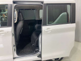 左側電動スライドドアは、子供の送り迎えの際に運転席からドアの開閉ができるので便利です。ルーフが高いので大人のかたの乗り降りもしやすいですよ★