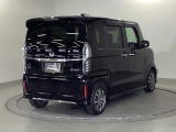 スライドドアは通常のドアに比べて、車のボディーに対し平行に開閉し、開けてもスペースを取りません。出入り口が大きいドアはお子様のいるご家庭はもちろん、混んだ駐車場でも大活躍です!