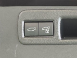 【パワーバックドア】スマートキーや運転席のボタンを押すだけでリアゲートが自動で開閉します!荷物を持っている時や、高い位置にあるバックドアを閉める際に便利な機能です♪