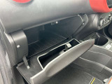 グローブボックス内にETC車載器が取り付けられています。