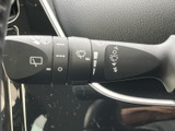 雨天時でもクリアな視界を確保できるワイパーレバー。運転中の安全性を高める、頼もしい装備です。
