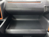 助手席側のインパネトレイは大きくてボックスティッシュも置けます!
