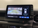 リバースギアに入れるだけで後方の表示へ切り替わります。夜間や雨の日の駐車も楽になりますよ。