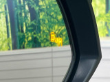 【ブラインドスポットモニター】走行中、ドアミラーの死角になりやすい箇所に後続車が接近するとサイドミラー付近に警告を表示、ドライバーに注意喚起をしてくれます。
