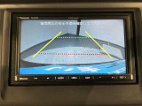 リバースギアに入れるだけで後方の表示へ切り替わります。夜間や雨の日の駐車も楽になりますよ。