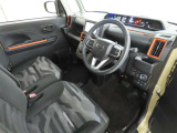シンプルで使いやすいデザインの運転席です。