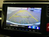 リバースギアに入れるだけで後方の表示へ切り替わります。夜間や雨の日の駐車も楽になりますよ。