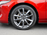 18インチ純正アルミホイールを装備。タイヤサイズは215/45R18となります。