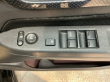 電動格納式リモコンドアミラーと、パワーウィンドウスイッチ等は運転席ドアにあります。