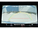 バックギアに入れるとバックカメラの映像がナビに映ります。障害物までの距離もわかりやすいです。