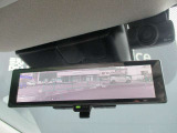 スマートルーミラー装備車両後方のカメラ映像をミラ-面に映し出すので、車内の状況や、天候などに影響されにくく、よりクリアな後方視界が得られます。