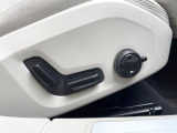 【メモリー機能付きパワーシート】ドライバーごとに設定したシート位置を記憶して、ボタン一つで切り替えできる便利な機能!運転する方が複数名いらっしゃるご家庭におすすめです。