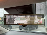 【スマートルームミラー】後方の映像を高精細モニターに映し出し、荷物や乗員で視界が遮られても安全に確認可能。夜間や雨天でもクリアな視界を確保する先進装備です。