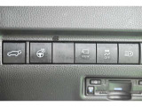スマートキーや運転席のボタンを押すだけでリアゲートが自動で開閉します!荷物を持っている時や、高い位置にあるバックドアを閉める際に便利な機能です