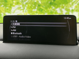 お気に入りの音楽をクリアな音質で楽しめます。多彩なソースに対応し、快適なドライブ空間を演出します。Bluetooth接続でスマートフォンとの連携も可能です。