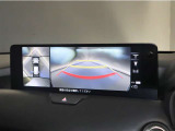 オプション装着の360&deg;ビューモニターでは、両サイドとフロント、バックカメラの合成で、あたかも上空から見下ろした様に周囲を確認して頂けます。駐車場だけでなく、T字路等でも活躍のアイテムです。