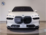 【BMWの伝統】BMWの特徴的な&ldquo;キドニーグリル&rdquo;は、80年以上続く伝統の形でございます。変わらないこだわりのデザインが、プレミアムブランド&ldquo;BMW&rdquo;を創り出します。