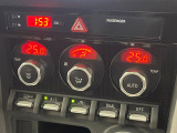 【左右独立型フルオートエアコン】運転席と助手席でそれぞれお好みの温度に設定可能。同乗者にも配慮した、快適な空調をお届け致します。