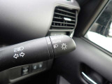 オートライト機能が装備されており暗い場所に入ると車両が検知しライトのON・OFFを自動的に切り替えてくれますので非常に便利な装備です♪