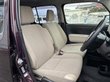座り心地の良いシートが、ドライバーを優しく包み込みます。運転に集中できる、快適な空間をご提供します。