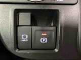 【電動パーキングブレーキ+オートブレーキホールド機能】 指先だけで簡単に操作が可能なパーキングブレーキ、スイッチを押すとブレーキペダルから足を離してもブレーキを保持できるオートブレーキホールド搭載。