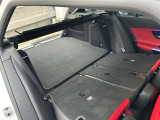 ゆったりとしたトランクルームでございます。たくさんのお荷物の車載が可能でございます。