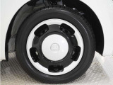 ◆純正ホイール装着車◆シンプルなデザインのホイールキャップ付きです。