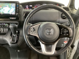 【ハンドル】運転にかかわる様々な操作を安全に行えるように視点移動が少なく操作性に配慮されたスイッチ類が凝縮されたコックピットです。
